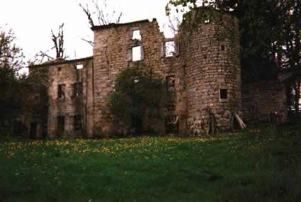 Le château de Marcoux en ruine